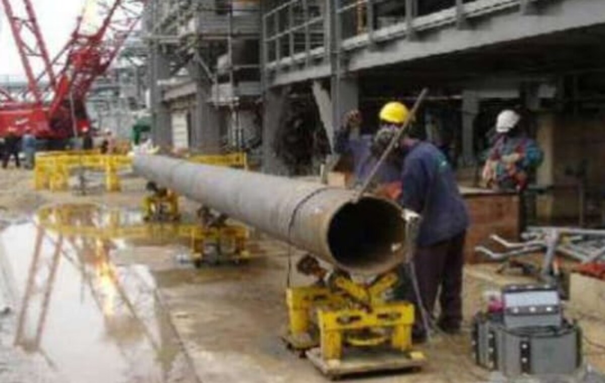 Someni team fabricating a steel pipe spool